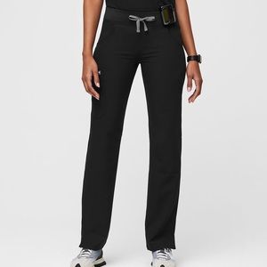 FIGS Kade Petite Cargo Scrub Pants in Black 🩺